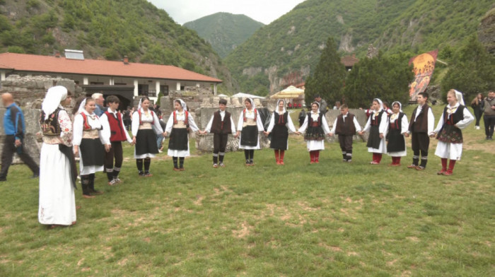 Dečija smotra folklora u Prizrenu: Tradicionalnom manifestacijom otpočinju Vidovdanske svečanosti