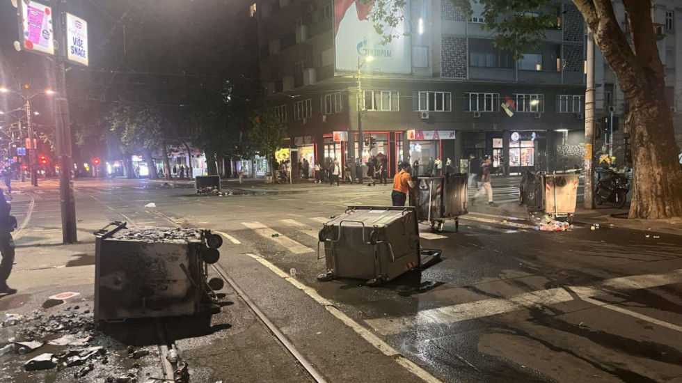 Gradska čistoća osudila vandalizam i uništavanje kontejnera na protestu