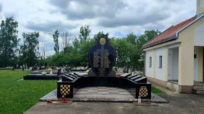 Uklonjen spomenik sa ustaškim simbolima u Modranu kod Dervente
