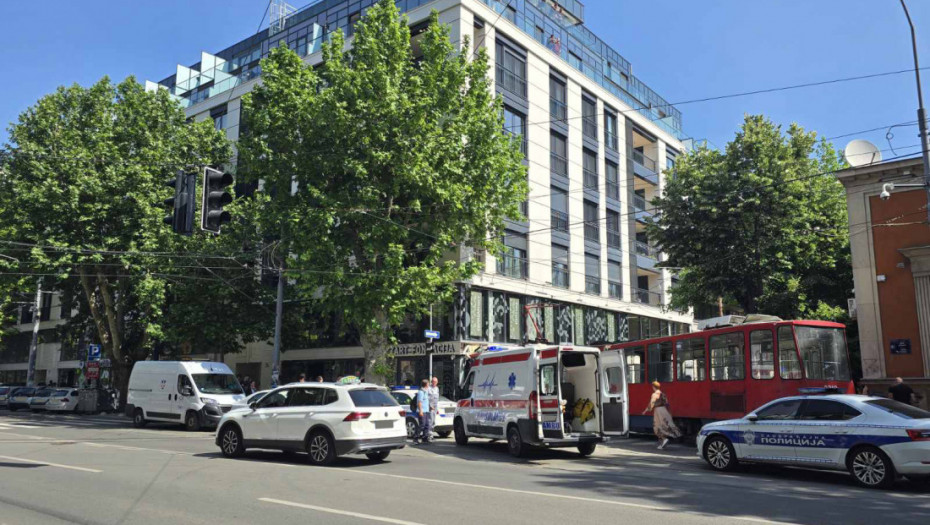 Prve fotografije nesreće na Dorćolu: Tramvaj iskočio iz šina i udario u zgradu, ima povređenih