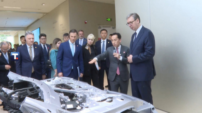Predsednik Vučić u fabrici Xiaomi u Pekingu: Održan i sastanak delegacije sa rukovodstvom