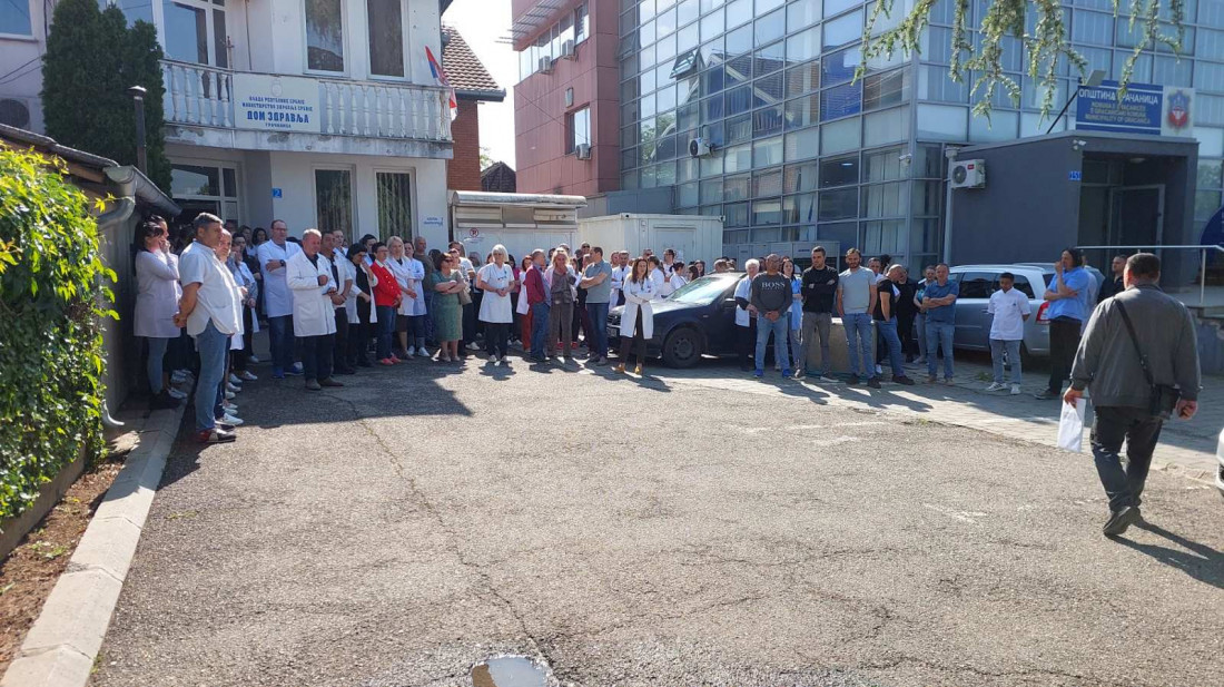 I danas na Kosovu i Metohiji održani mirni protesti zbog hapšenja sedmoro direktora