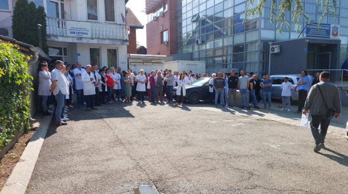 I danas na Kosovu i Metohiji održani mirni protesti zbog hapšenja sedmoro direktora