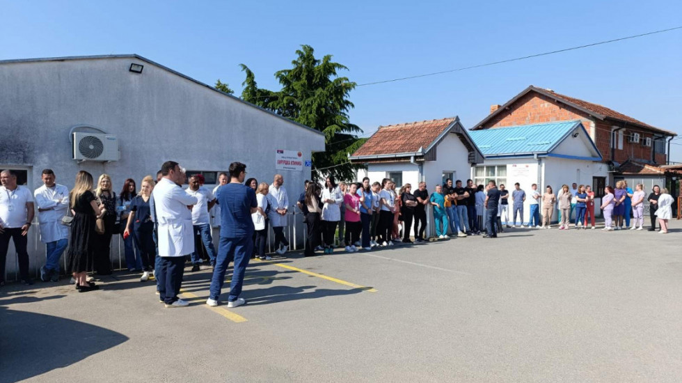 Mirni protesti u Gračanici i okolnim mestima nastavljeni i danas