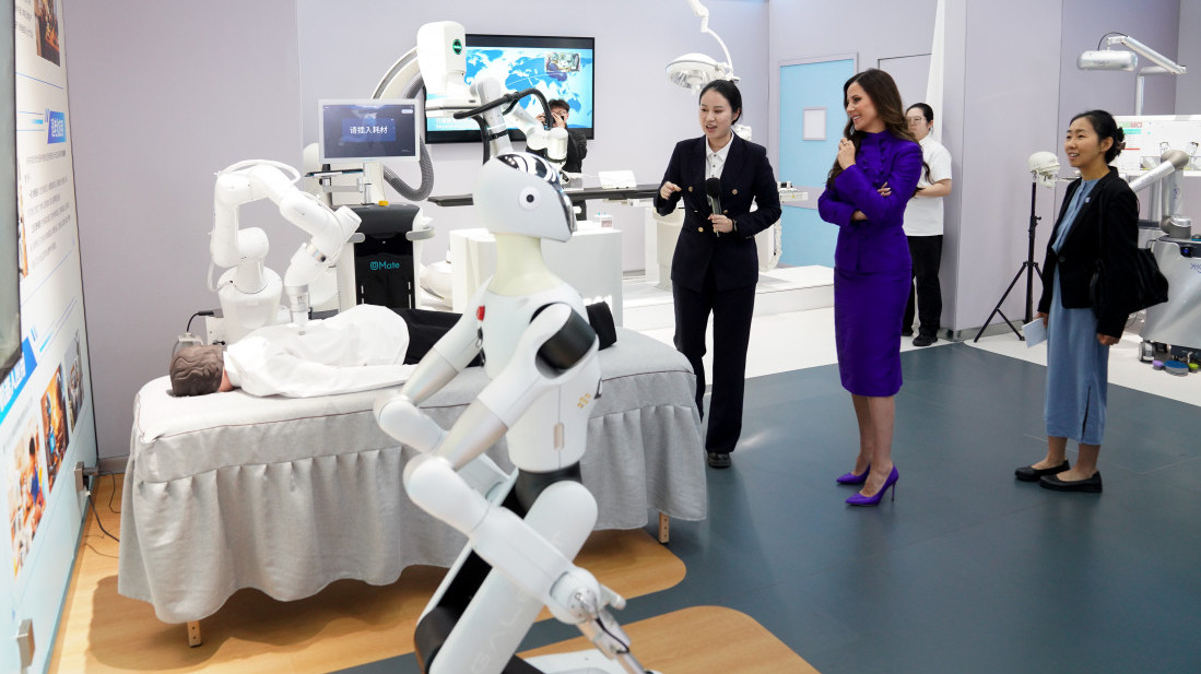 Tamara Vučić obišla Centar robotike i modni atelje kineske umetnice Ču Jan u Pekingu