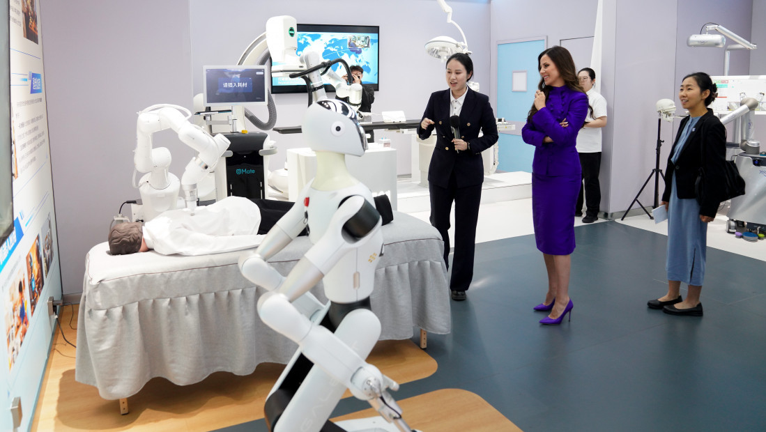 Tamara Vučić obišla Centar robotike i modni atelje kineske umetnice Ču Jan u Pekingu