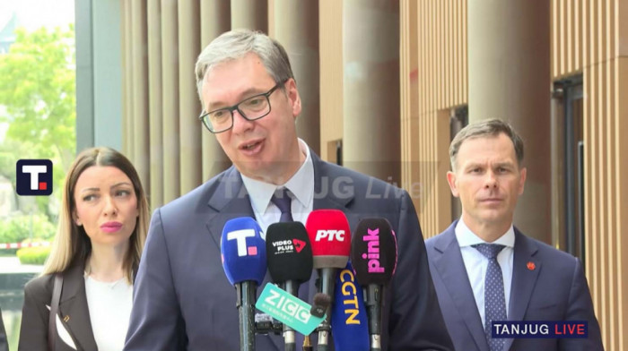 Obraćanje predsednika Vučića: Potpisali smo 950 miliona evra investicija, prva faza sklapanja robota kreće 15.jula