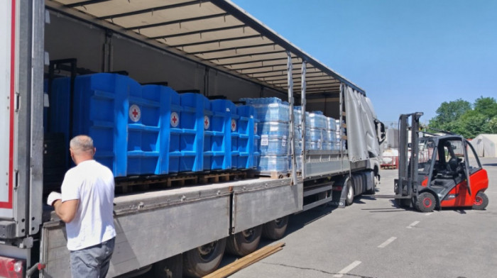 Crveni krst Srbije dopremio 16.200 litara flaširane vode ugroženima u Čačku i Lučanima