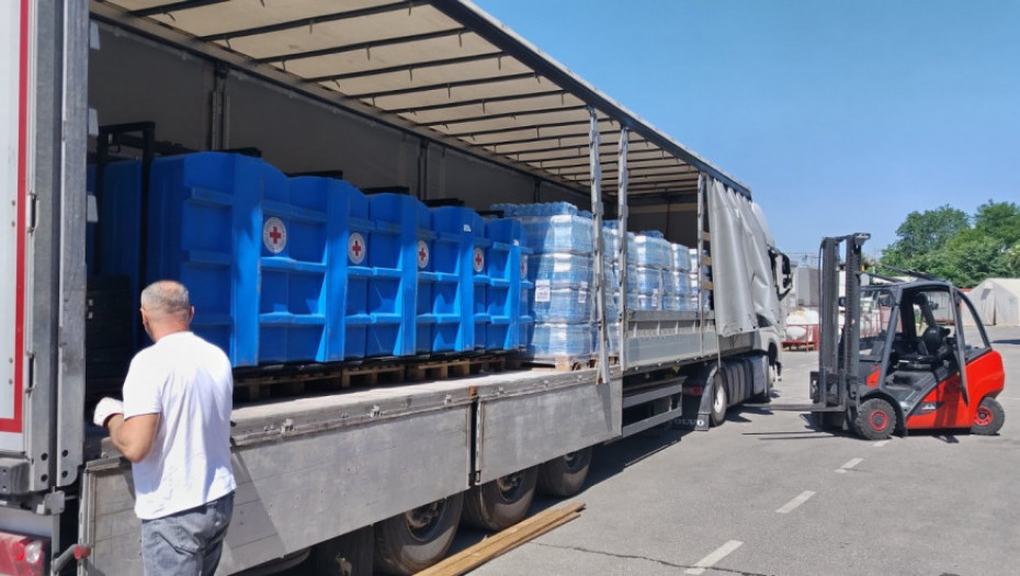 Crveni krst Srbije dopremio 16.200 litara flaširane vode ugroženima u Čačku i Lučanima