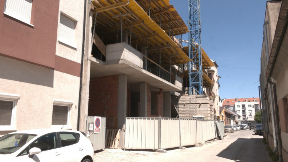 Za dlaku izbegnuta tragedija u Novom Sadu: Urušio se zid u zgradi, beton se izlio u stan gde je bila porodica sa bebom