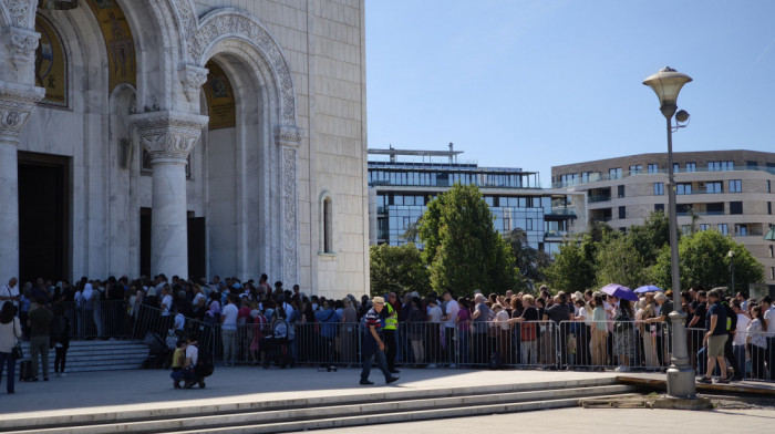Produžen boravak Pojasa Presvete Bogorodice: Veliko interesovanje i dalje vlada, redovi ispred Hrama manji (VIDEO)