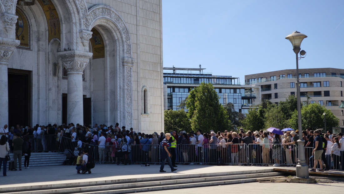 SPC: Od Spasovdana do večeras 478.000 vernika se poklonilo Bogorodičinom pojasu