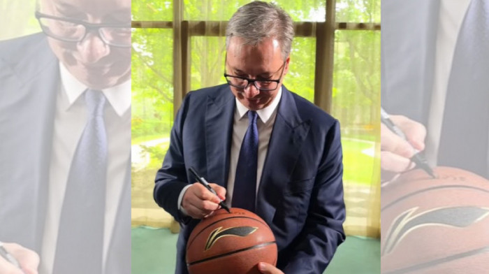 Vučić u Kini ostavio autogram na košarkaškoj lopti sa brojem 577