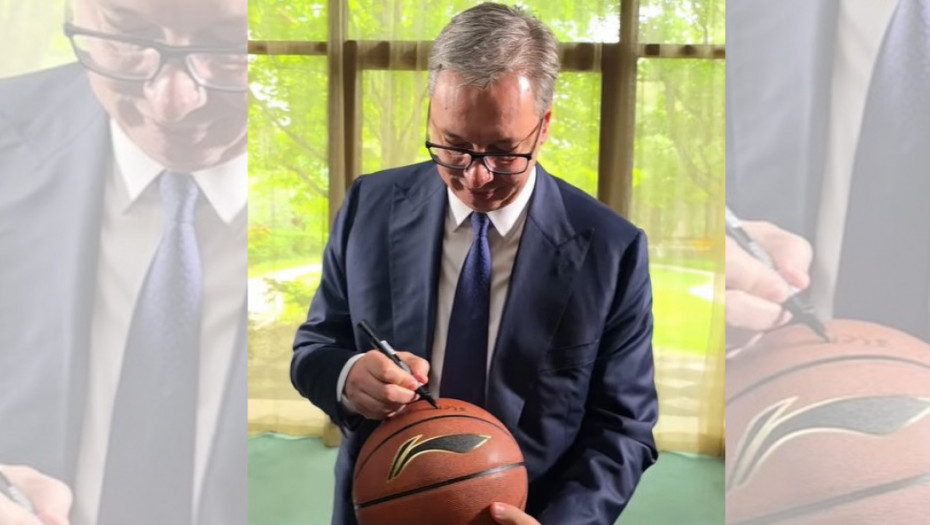 Vučić u Kini ostavio autogram na košarkaškoj lopti sa brojem 577