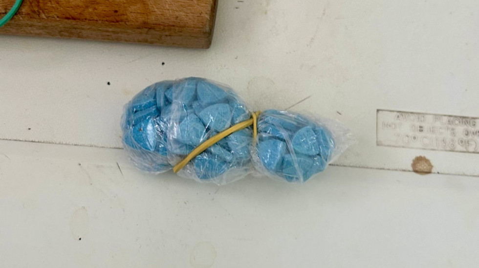 U Nišu uhapšene dve osobe kod kojih su pronađeni narkotici (FOTO)