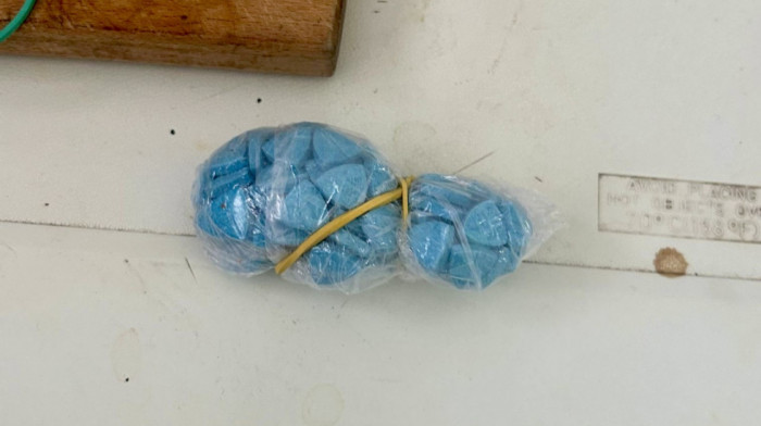U Nišu uhapšene dve osobe kod kojih su pronađeni narkotici (FOTO)