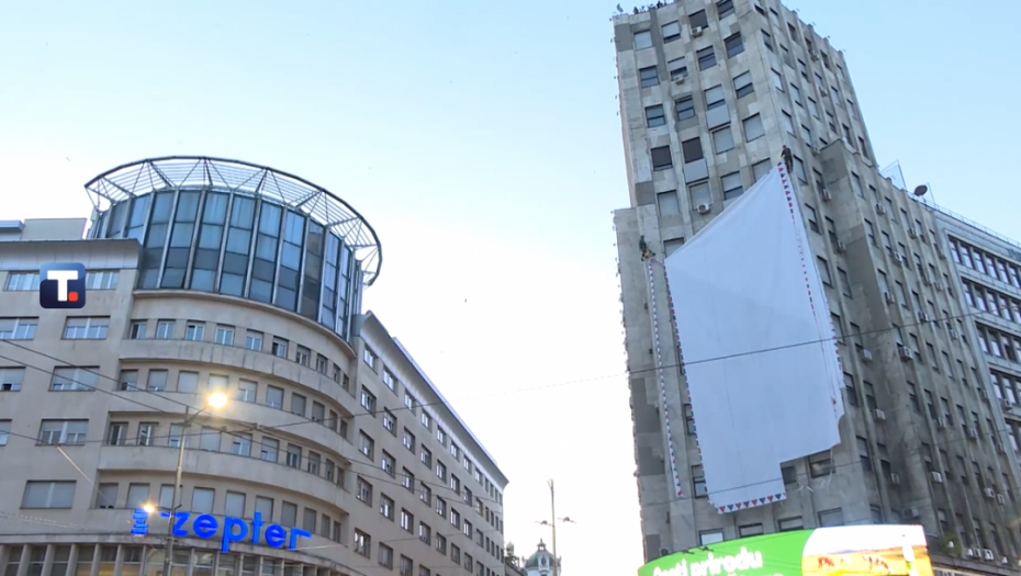 Uklonjen baner sa Palate "Albanija"