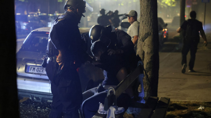 Francuska policija pronašla "ratno oružje" u parkiranom vozilu u predgrađu prestonice