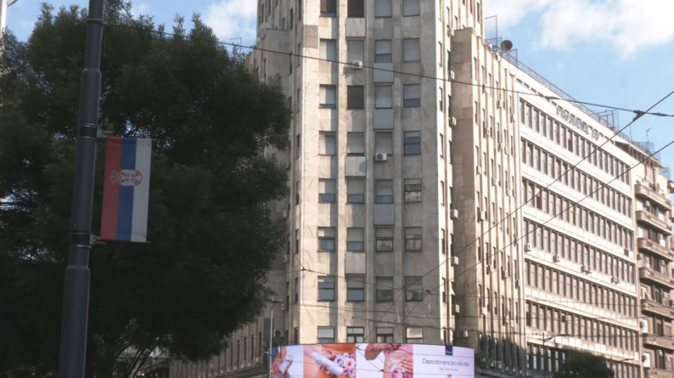 Dan posle uklanjanja banera sa Palate Albanija: Bele čiope ponovo hrane mladunce
