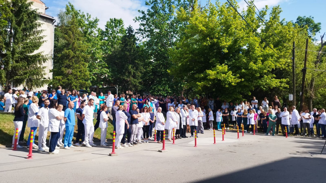 Zaposleni i jutros na kratko prekinuli rad: Nastavljeni skupovi podrške uhapšenim Srbima na KiM (FOTO)