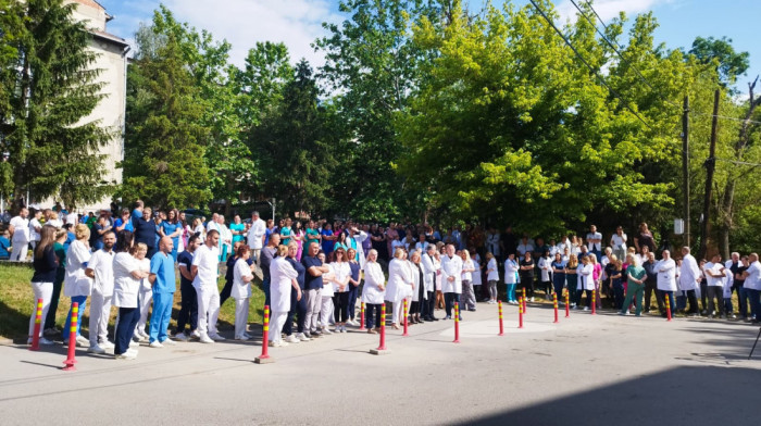 Zaposleni i jutros na kratko prekinuli rad: Nastavljeni skupovi podrške uhapšenim Srbima na KiM (FOTO)