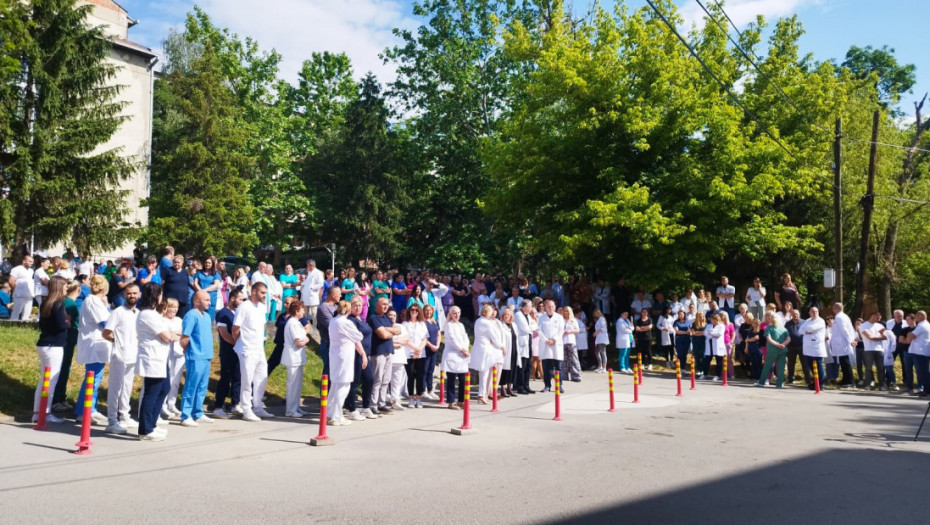 Zaposleni i jutros na kratko prekinuli rad: Nastavljeni skupovi podrške uhapšenim Srbima na KiM (FOTO)