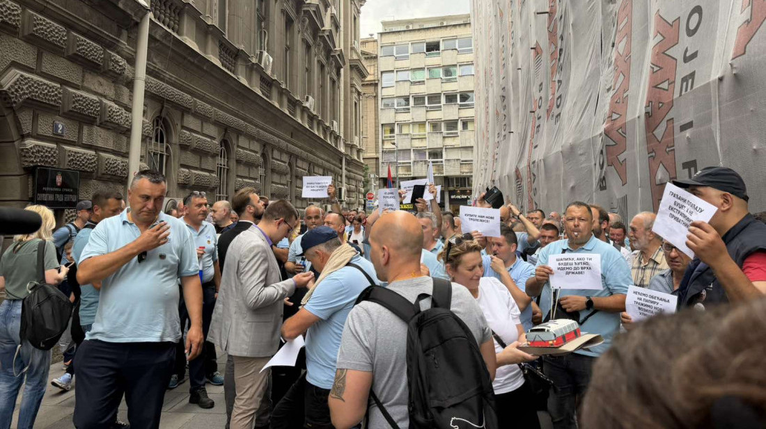 Protest radnika GSP-a ispred Skupštine grada: Šapiću dali rok od pet dana za ispunjenje četiri zahteva