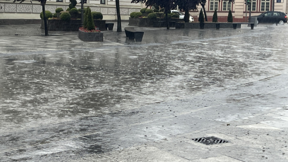 Snažno nevreme popodne pogodilo Loznicu, ulice pod vodom