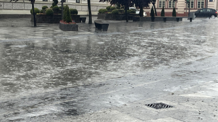 Snažno nevreme popodne pogodilo Loznicu, ulice pod vodom
