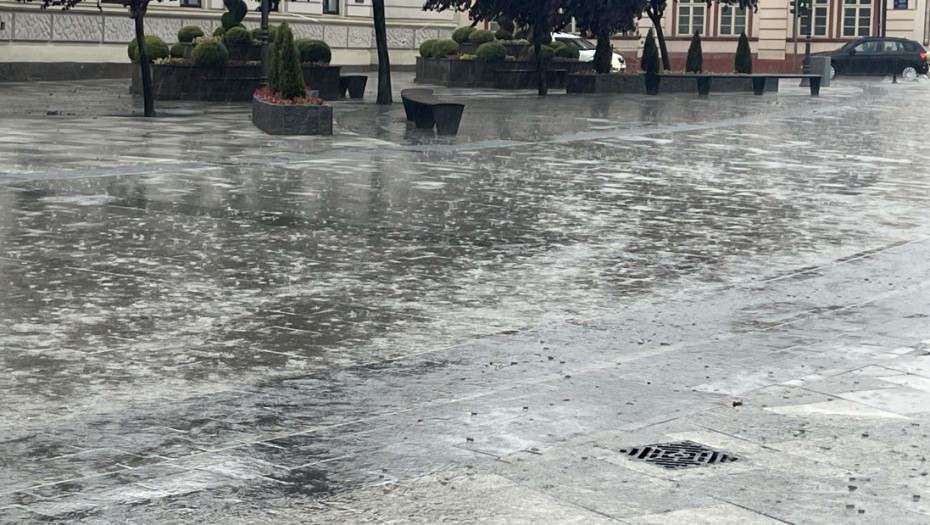 Snažno nevreme popodne pogodilo Loznicu, ulice pod vodom
