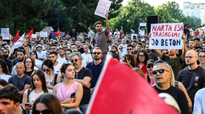 Šta se to dešava u Albaniji? Milijarde na stolu, narod na ulicama, a ima i ranjenih