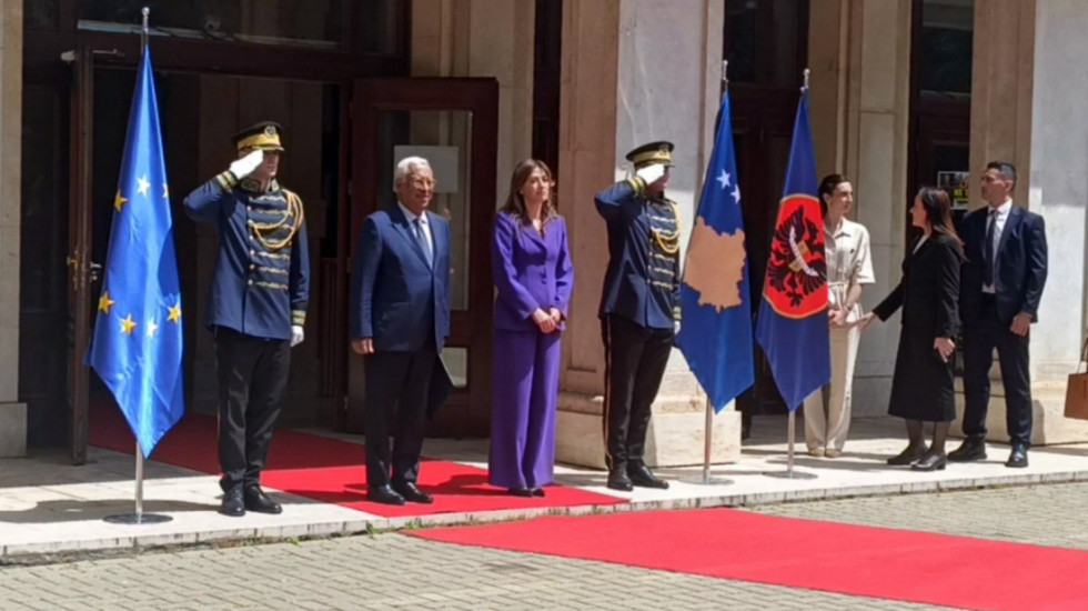 Antonio Košta na balkanskoj turneji: Stigao u Prištinu, sastao se sa Hadžiu i Kurtijem