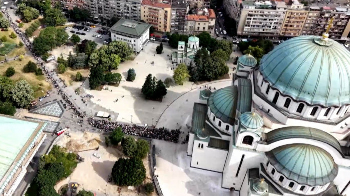 "Da li je Srbija najviše hrišćanska zemlja u Evropi?": Snimci ispred Hrama Svetog Save postali viralni u svetu (VIDEO)