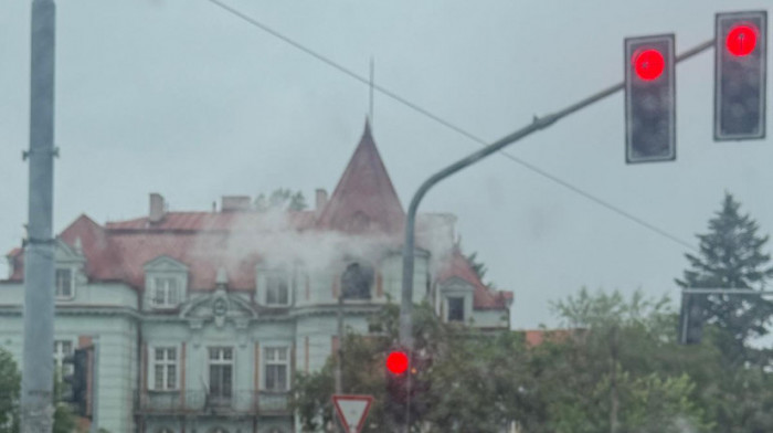 Požar u ambasadi Pakistana u Beogradu: Gori prostorija na poslednjem spratu