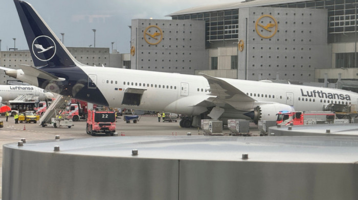 Incident na aerodromu u Frankfurtu: Avion Lufthanze pao na nos, ima povređenih (VIDEO)