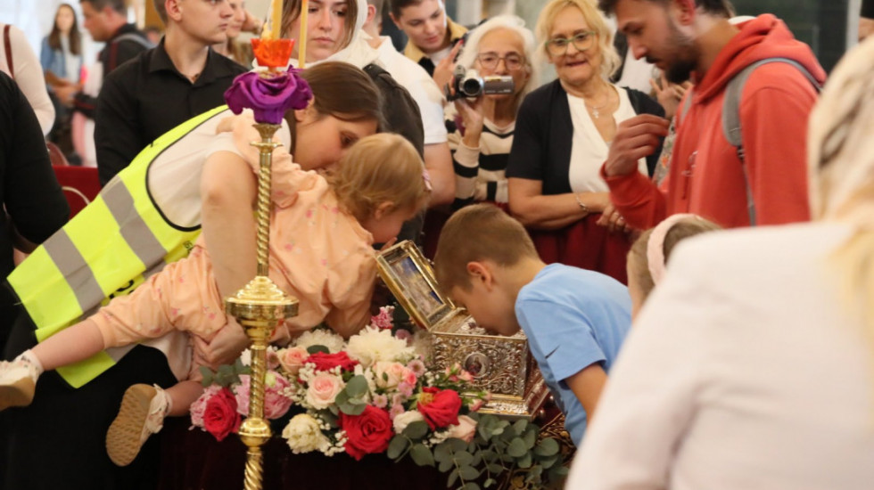 Za celivanje čekaju i više od 10 sati: Pojas Presvete Bogorodice obišlo skoro 800.000 vernika