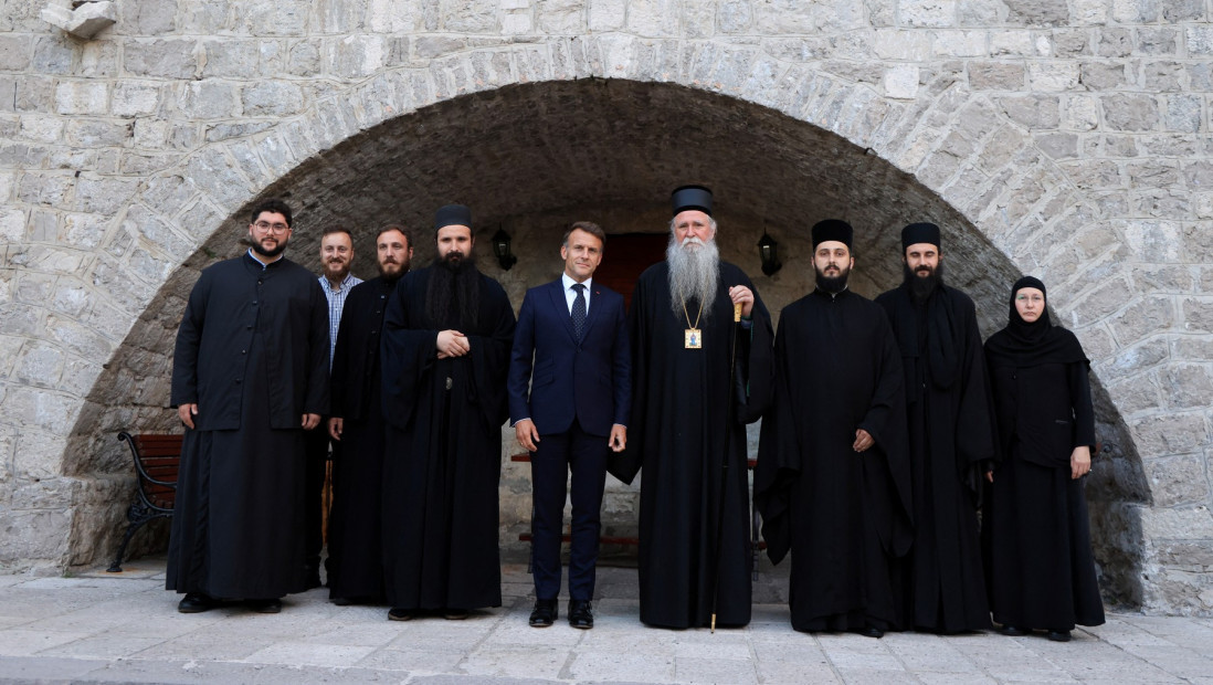 Makron posetio Cetinjski manastir: Ugostio ga mitropolit crnogorsko-primorski Joanikije sa sveštenstvom (FOTO)