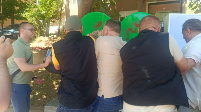 Opštinska Inspekcija pokušala da ukloni znak "Volim Mitrovicu", policija privela Radojevića i Zaporošca