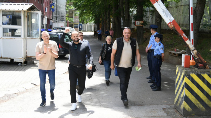 Opštinska Inspekcija pokušala da ukloni znak "Volim Mitrovicu", Radojević i Zaprožac privedeni, pa pušteni iz policije