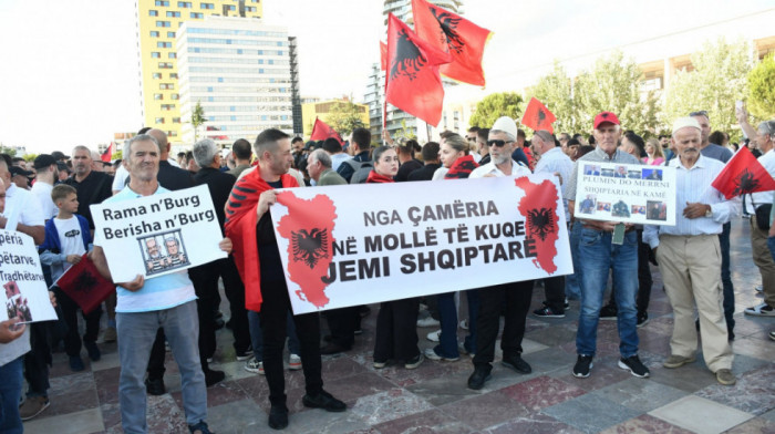 "Flamingosi" protiv Trampovog zeta: Demonstranti u Tirani nosili zastave "velike Albanije", tzv. države Kosovo i UČK