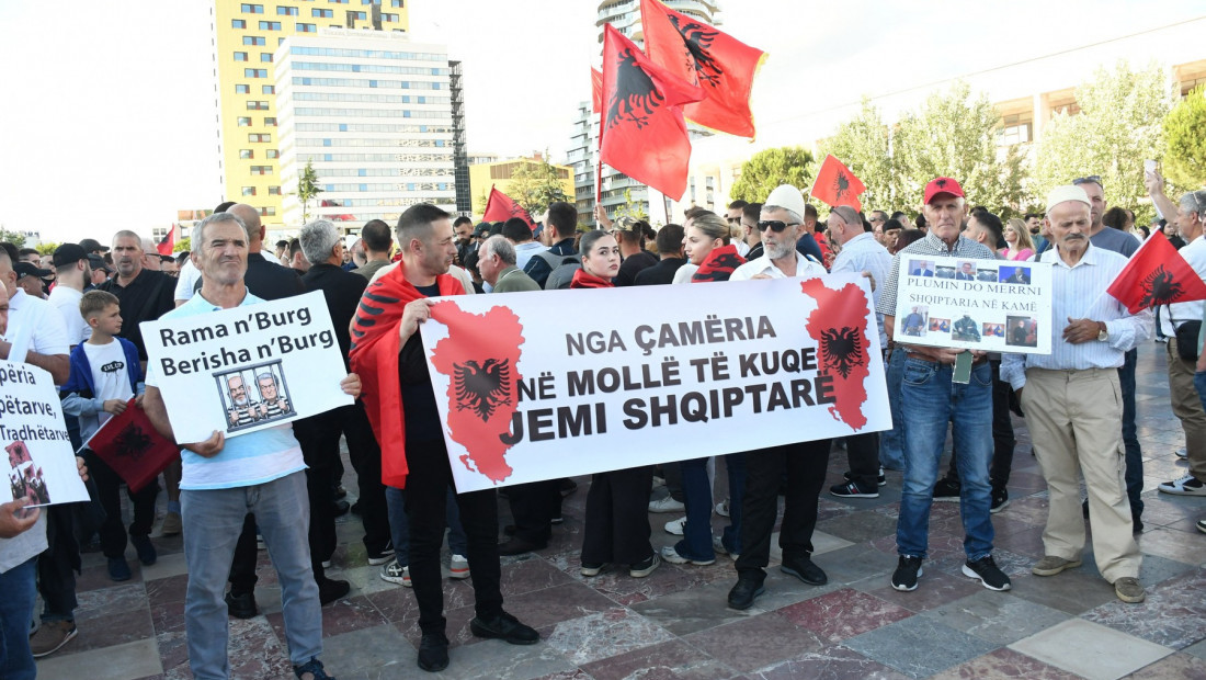 "Flamingosi" protiv Trampovog zeta: Demonstranti u Tirani nosili zastave "velike Albanije", tzv. države Kosovo i UČK