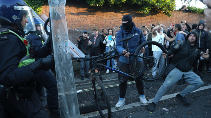 U Engleskoj besne protesti zbog policijske brutalnosti i "dvostrukih aršina": Na desetine povređenih i uhapšenih