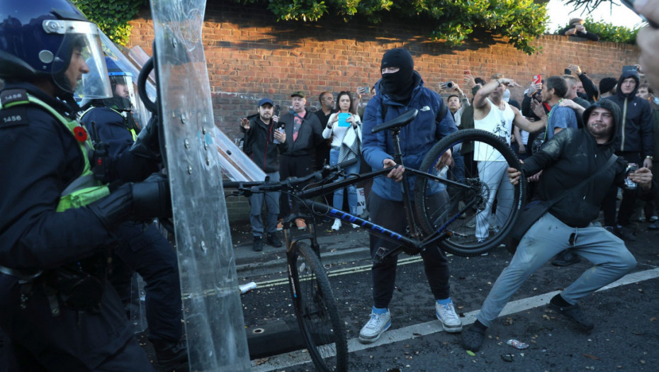 U Engleskoj besne protesti zbog policijske brutalnosti i "dvostrukih aršina": Na desetine povređenih i uhapšenih