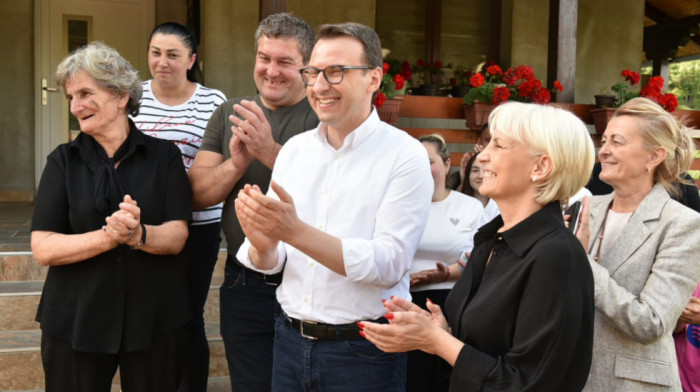 Petković u smederevskom selu Vučak obišao 20-članu porodicu interno raseljenih sa KiM
