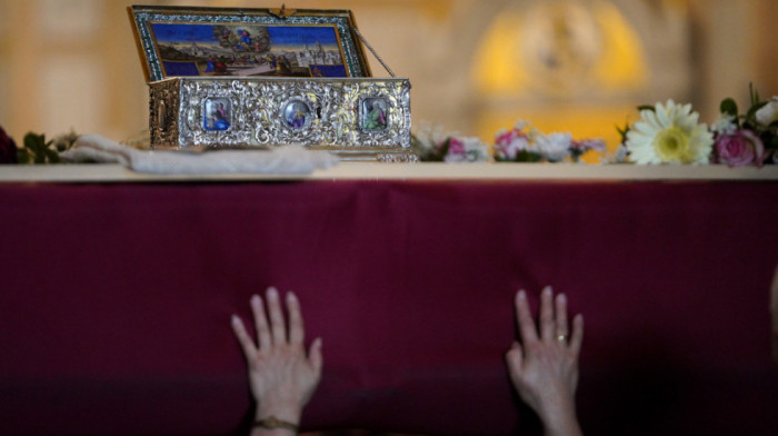 Porfirije u Hramu služi liturgiju, ispraćaj Časnog pojasa posle molebana u 14 časova