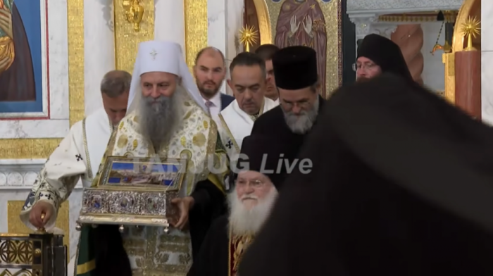 Časni Pojas Presvete Bogorodice napustio Hram Svetog Save uz "Bože pravde", veliki broj građana prisustvuje ispraćaju