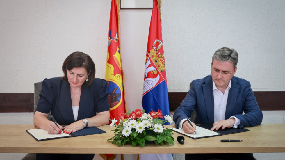 Selaković potpisao ugovor sa predsednicom opštine Topola: Opredeljeno 10 miliona dinara za sanaciju Doma kulture