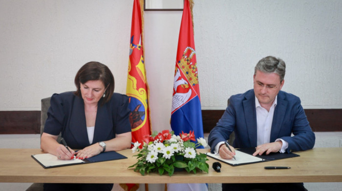 Selaković potpisao ugovor sa predsednicom opštine Topola: Opredeljeno 10 miliona dinara za sanaciju Doma kulture