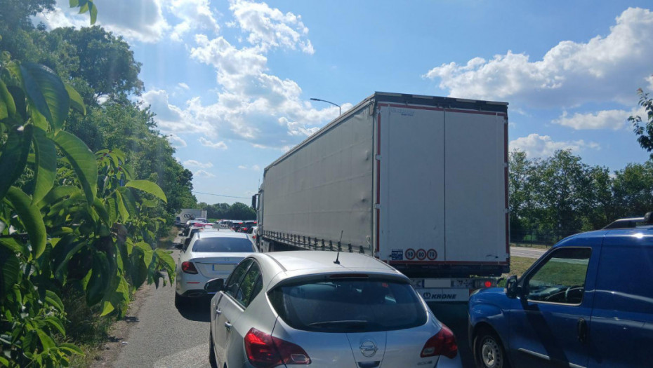 Dve osobe povređene u sudaru putničkog automobila i kombija na izlazu iz Inđije