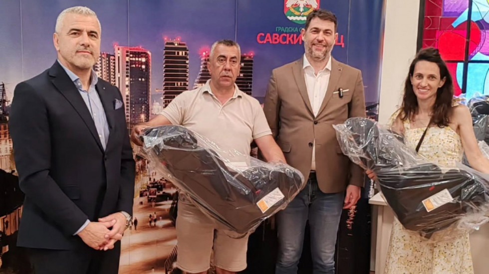 Opština Savski venac i AMSS podelili roditeljima auto-sedišta za decu